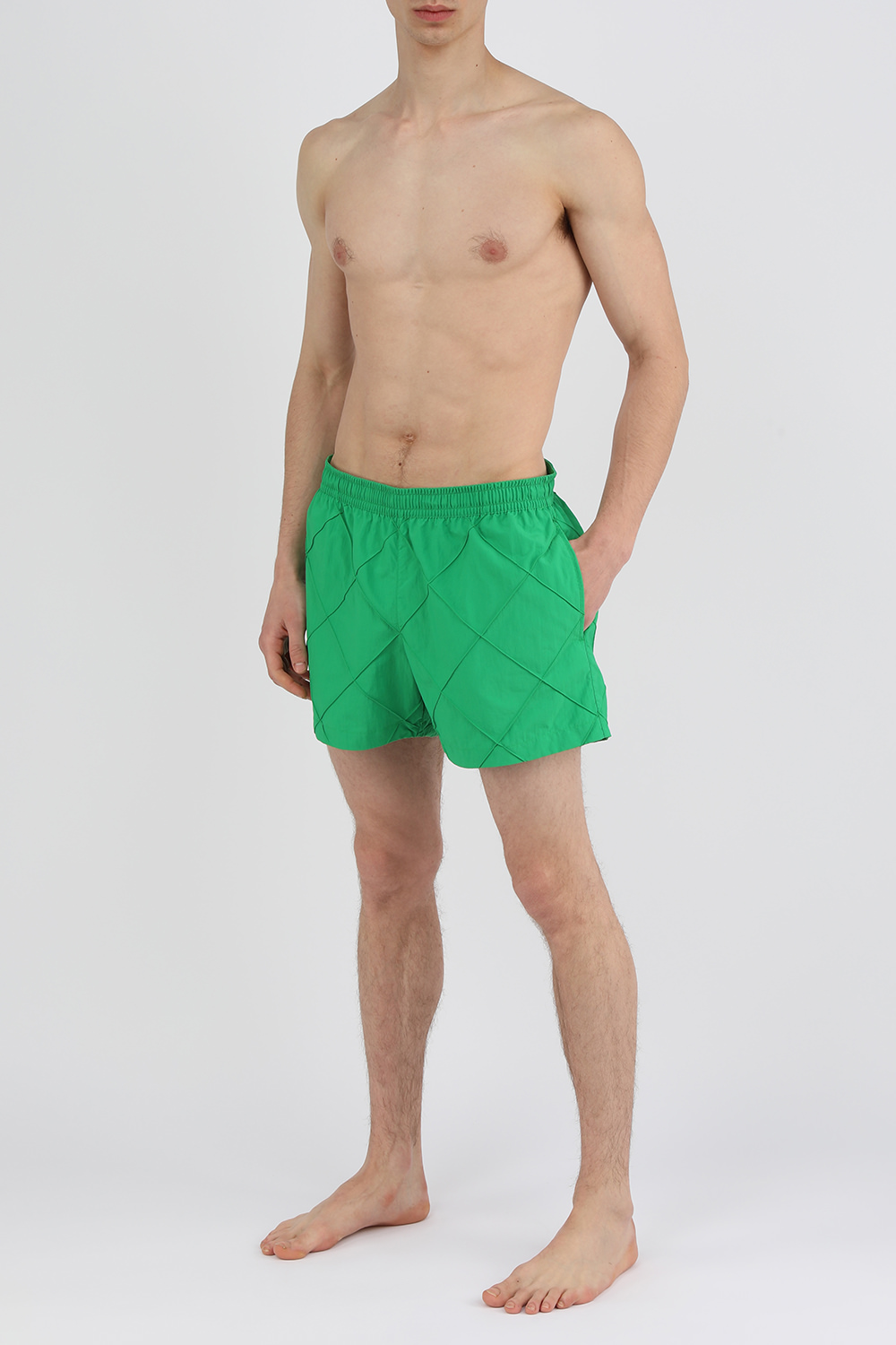 תמונת כל הלוק של מכנסי בגד ים קצרים ירוקים